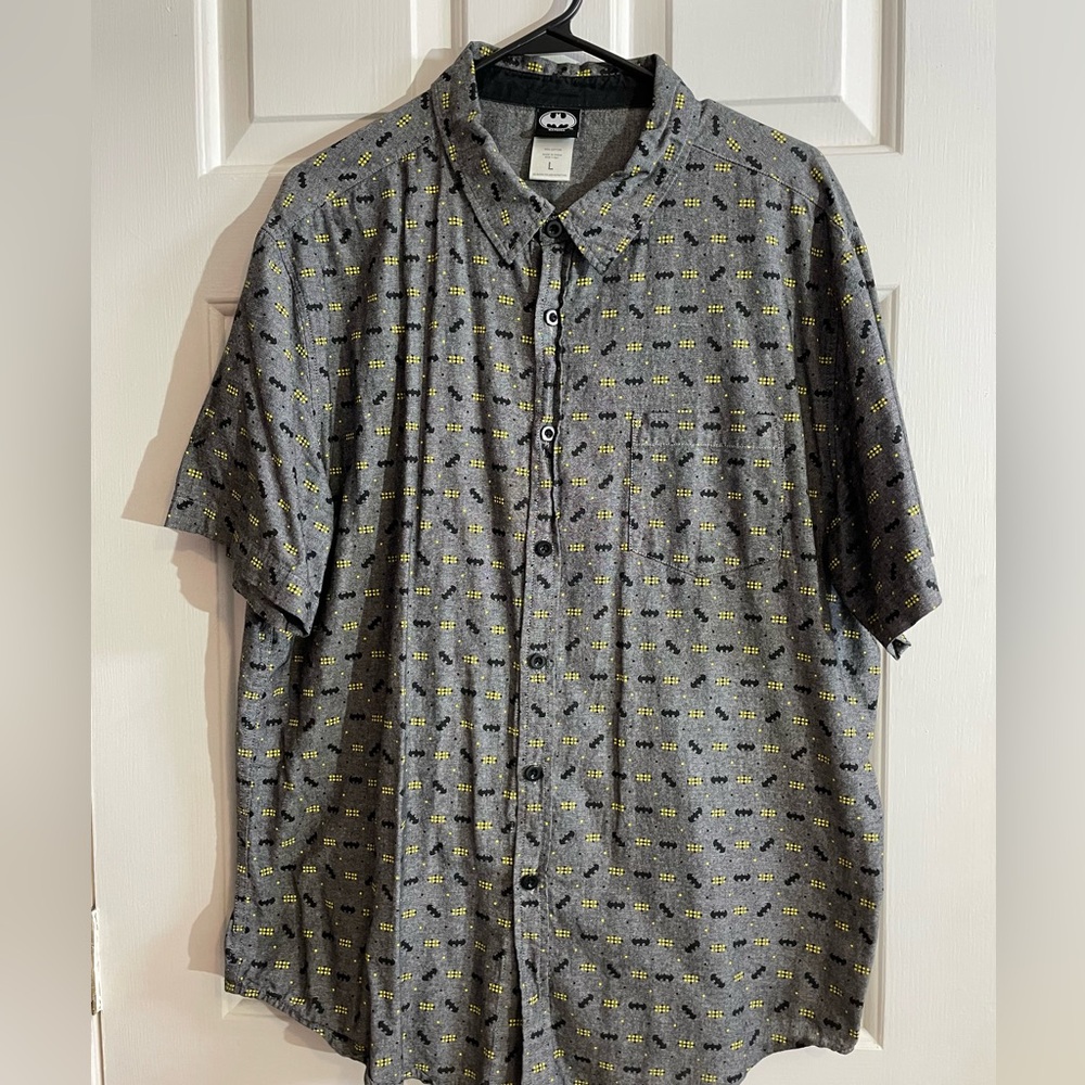 Men’s (L) Kohl’s Batman Heather Gray w/ Black insignia yellow lights button down